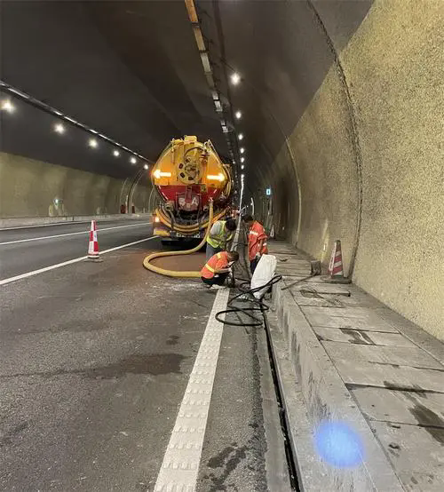 余姚隧道排水渠清淤